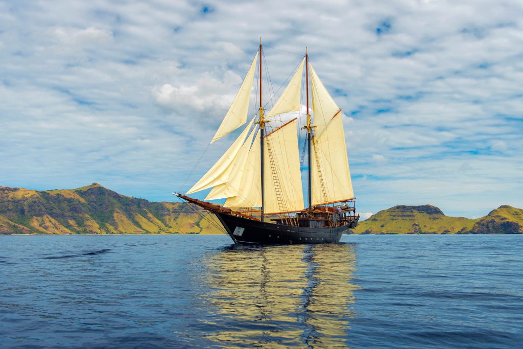 Amandira - sailing - Yacht Charter Indonesia