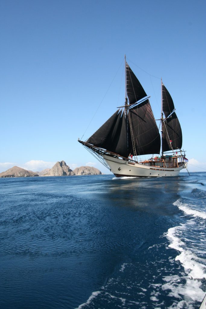 Silolona-classicyacht-yachtcharterindonesia
