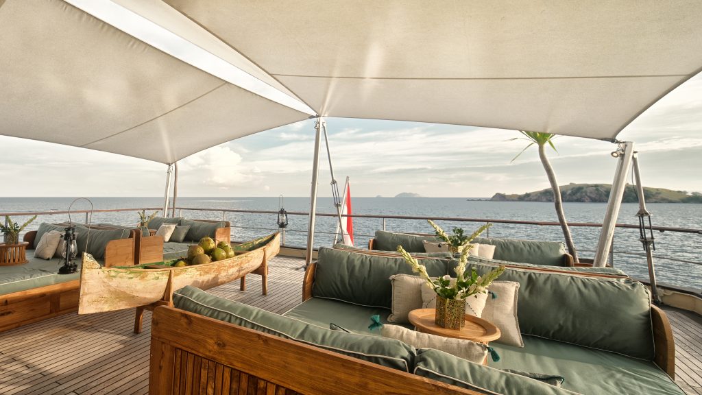 Kudanil explorer - Lounge Deck - Yacht Charter Indonesia